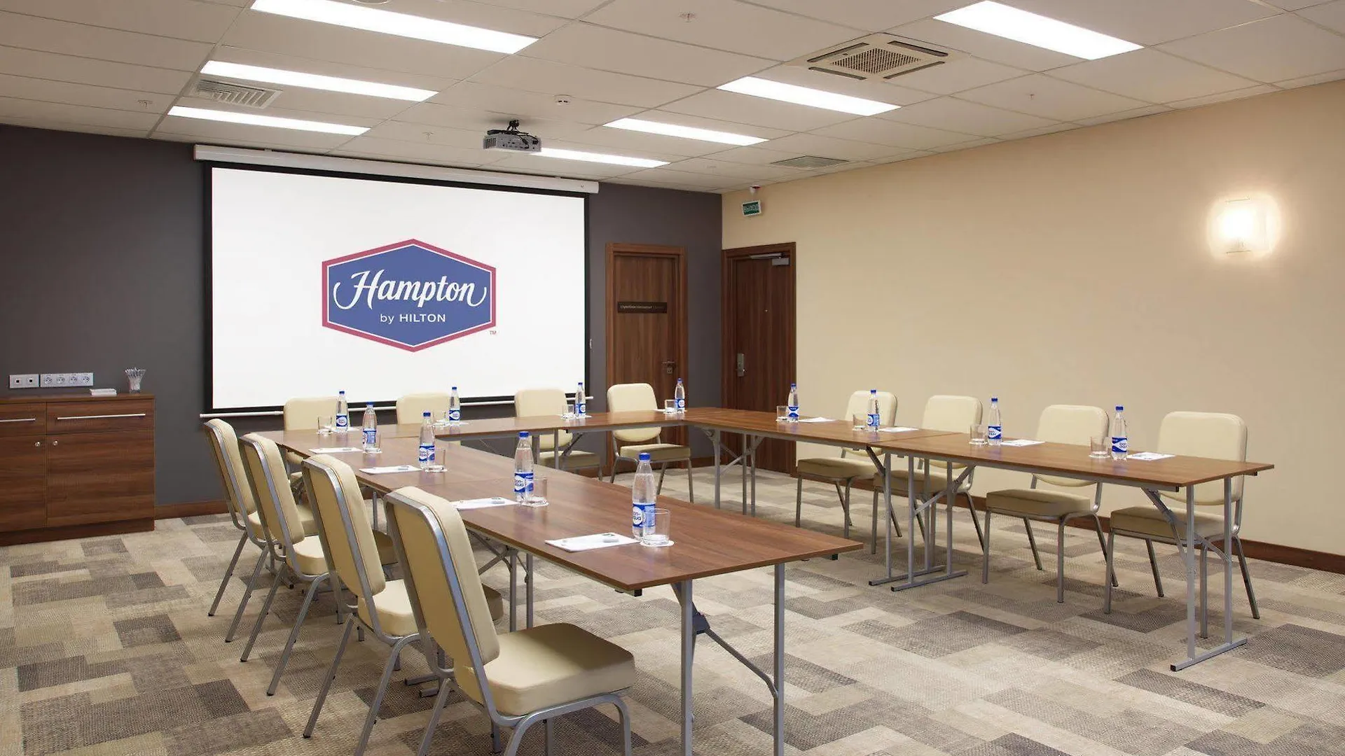 מלון Hampton By Hilton Minsk City Centre 3*,